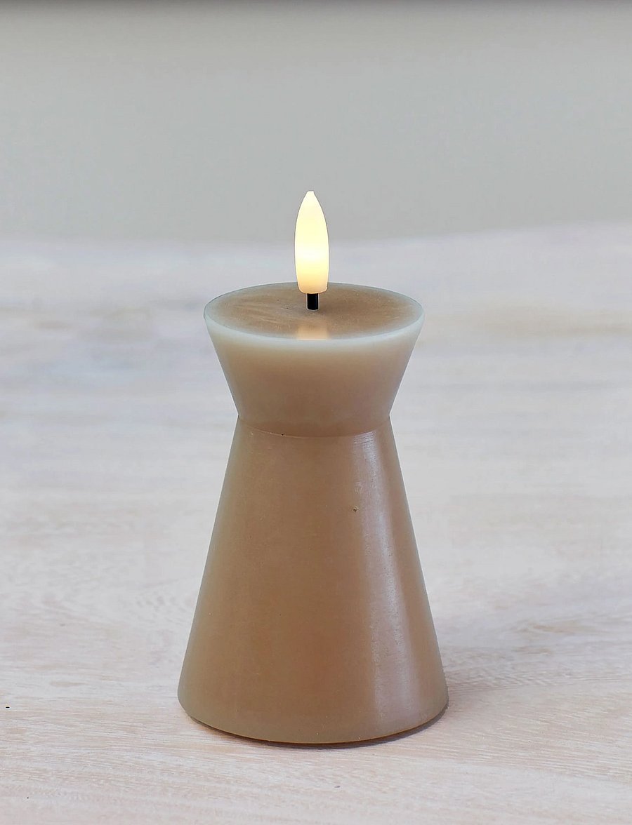 Sirius Home - Nordisk Skulptur, Sille Kegle Ø6,5x10 cm, Light Caramel - led kerzen - light caramel - 0