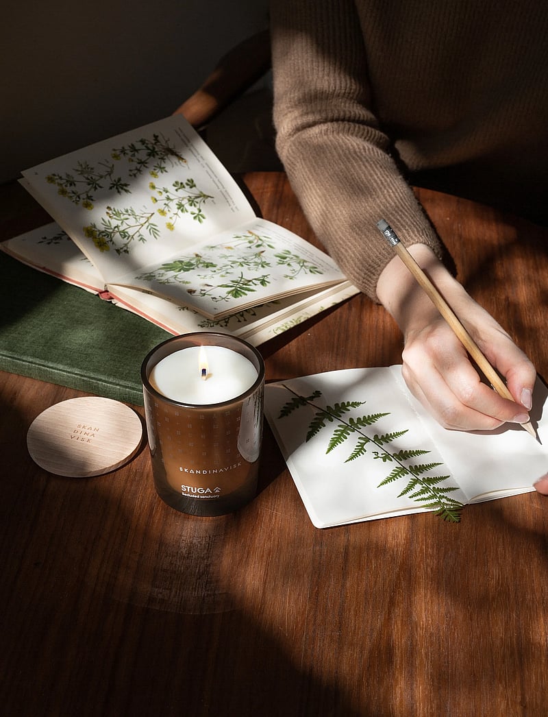 Skandinavisk - STUGA Scented Candle 200g - above 500kr - auburn woods - 3