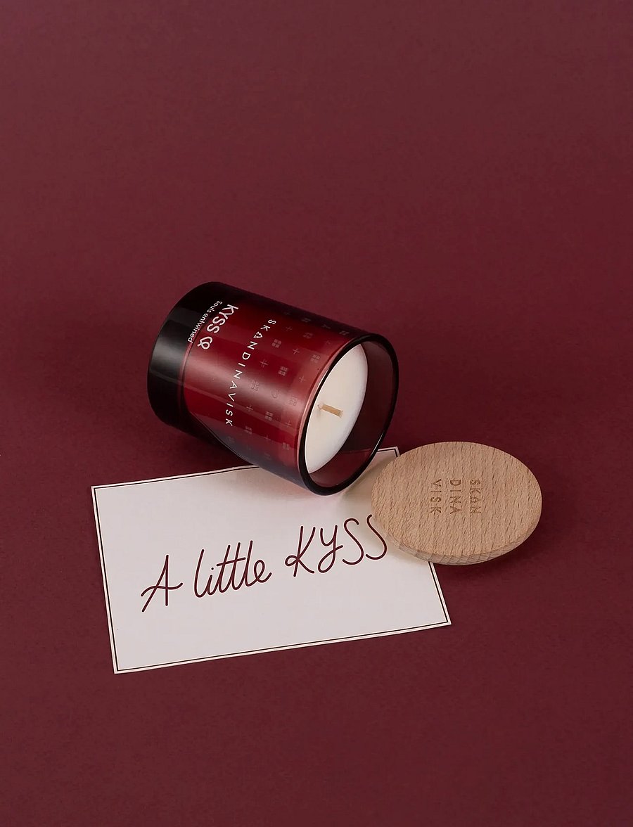 Skandinavisk - KYSS Scented Candle 65g - above 500kr - warm love red - 0