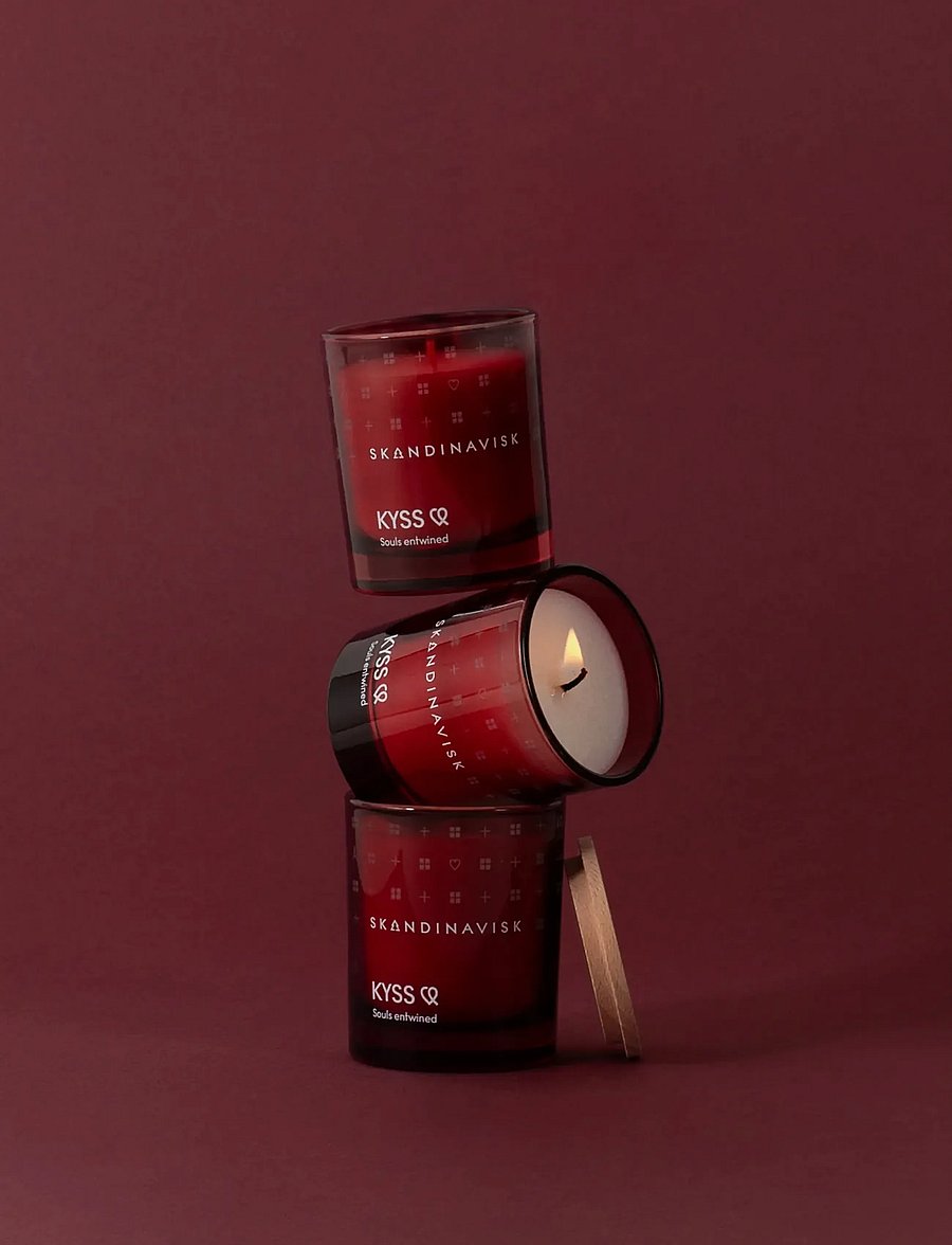 Skandinavisk - KYSS Scented Candle 65g - above 500kr - warm love red - 5