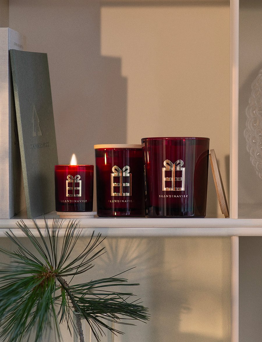 Skandinavisk - JUL Gold Symbol Scented Candle 65g - above 500kr - merlot red - 0