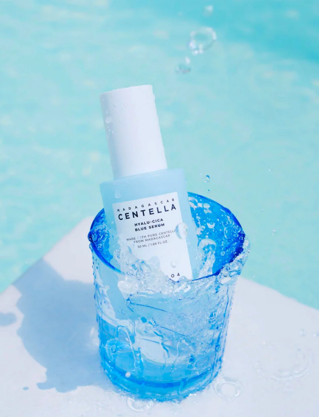 SKIN1004 - Madagascar Centella Hyalu-Cica Blue Serum - serum og olíur - clear - 2