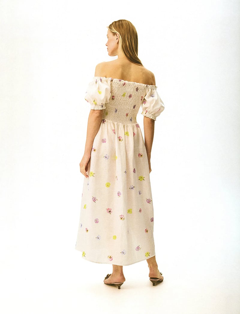 Sleeper Belle Linen Dress With Rose Detail In Painsies (SLPBLDR01F086R) - Maxiklnningar - Boozt.com Sleeper Belle Linen Dress With Rose Detail In Painsies (SLPBLDR01F086R) - Maxiklnningar - Boozt.com
