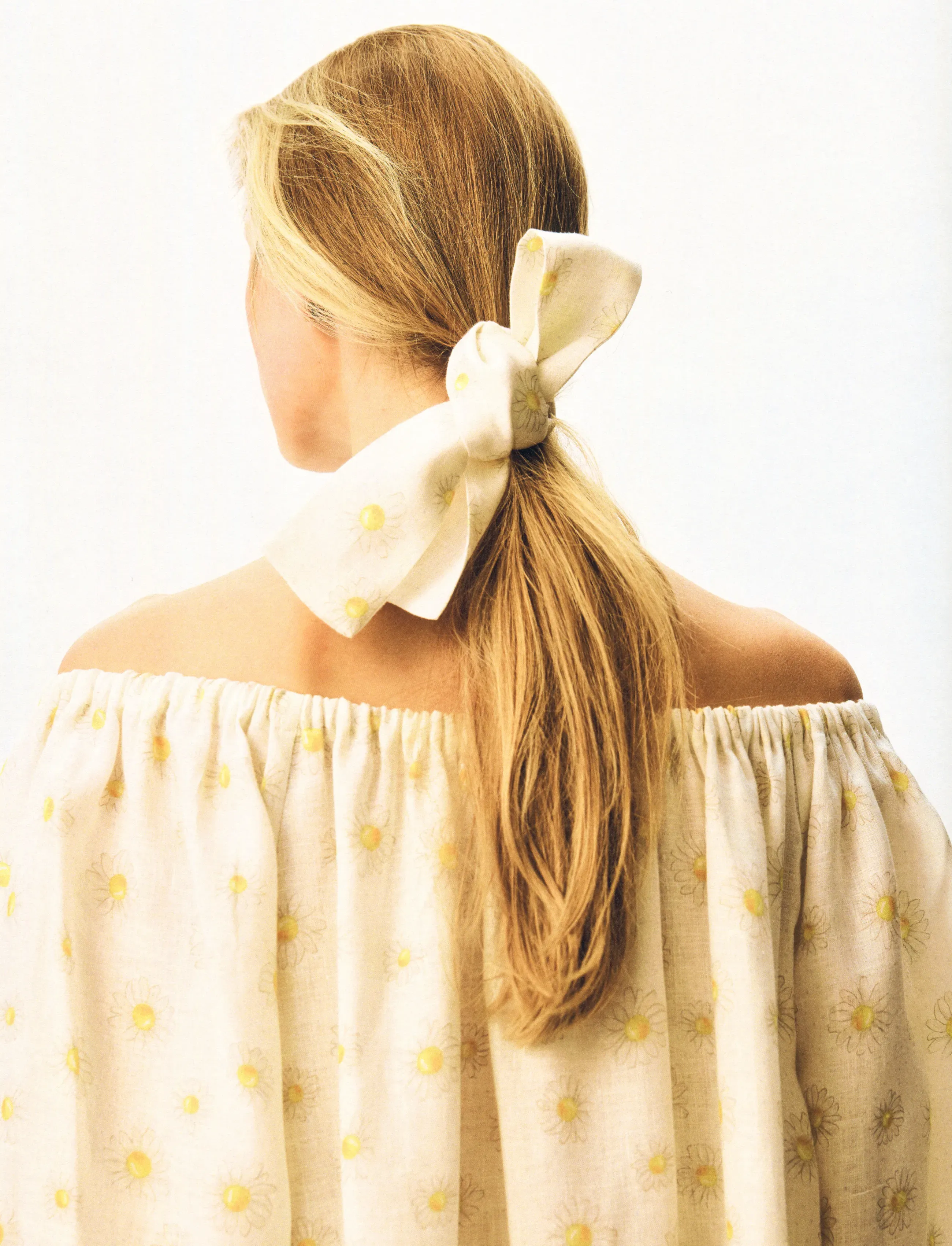 Sleeper - Cha-Cha Linen Maxi Dress in Daisies with Hair Ribbon - sommerkjoler - white&yellow - 3
