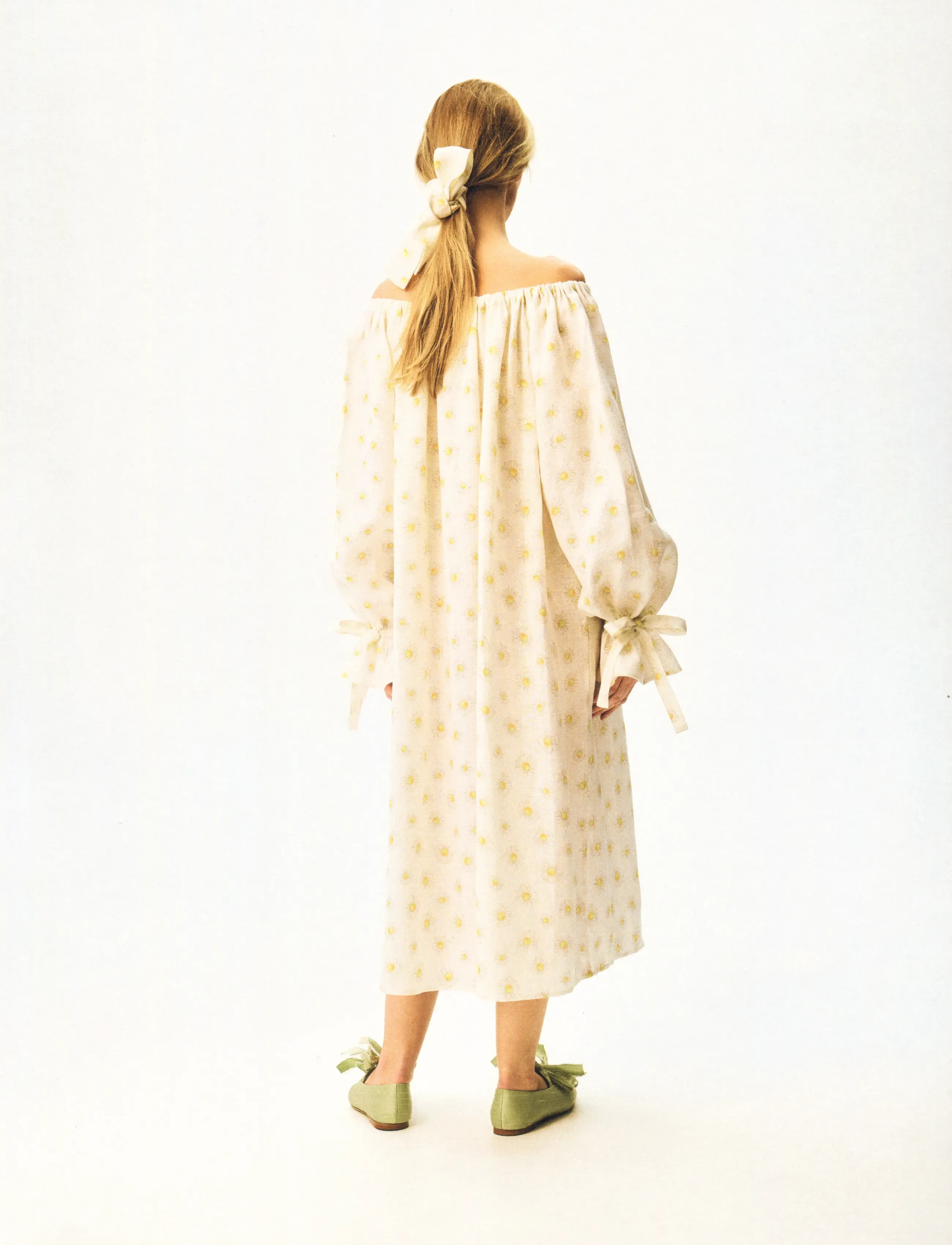 Sleeper - Cha-Cha Linen Maxi Dress in Daisies with Hair Ribbon - sommerkjoler - white&yellow - 5