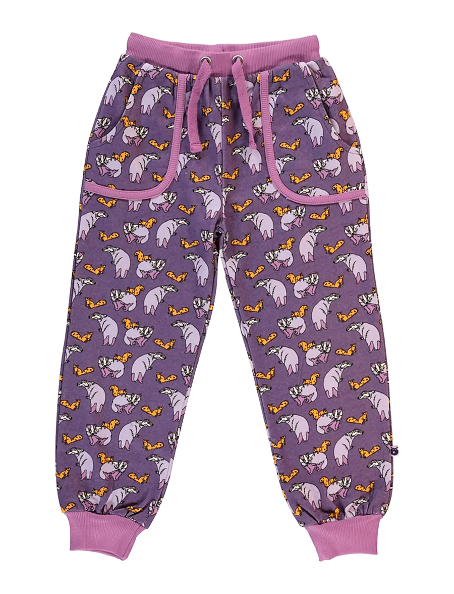 Småfolk - Sweatpants with badger and squirrel. - mjukisbyxor - loganberry - 1