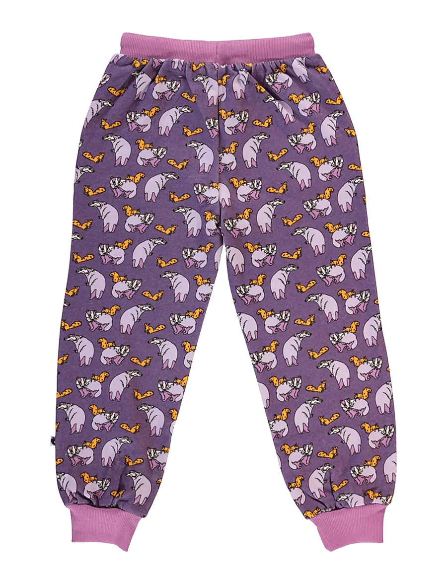 Småfolk - Sweatpants with badger and squirrel. - mjukisbyxor - loganberry - 2