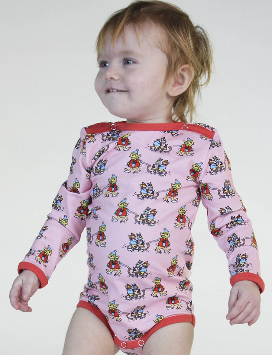 Småfolk - Long-sleeved baby body with rabbits sledding - långärmade bodies - icy pink - 0