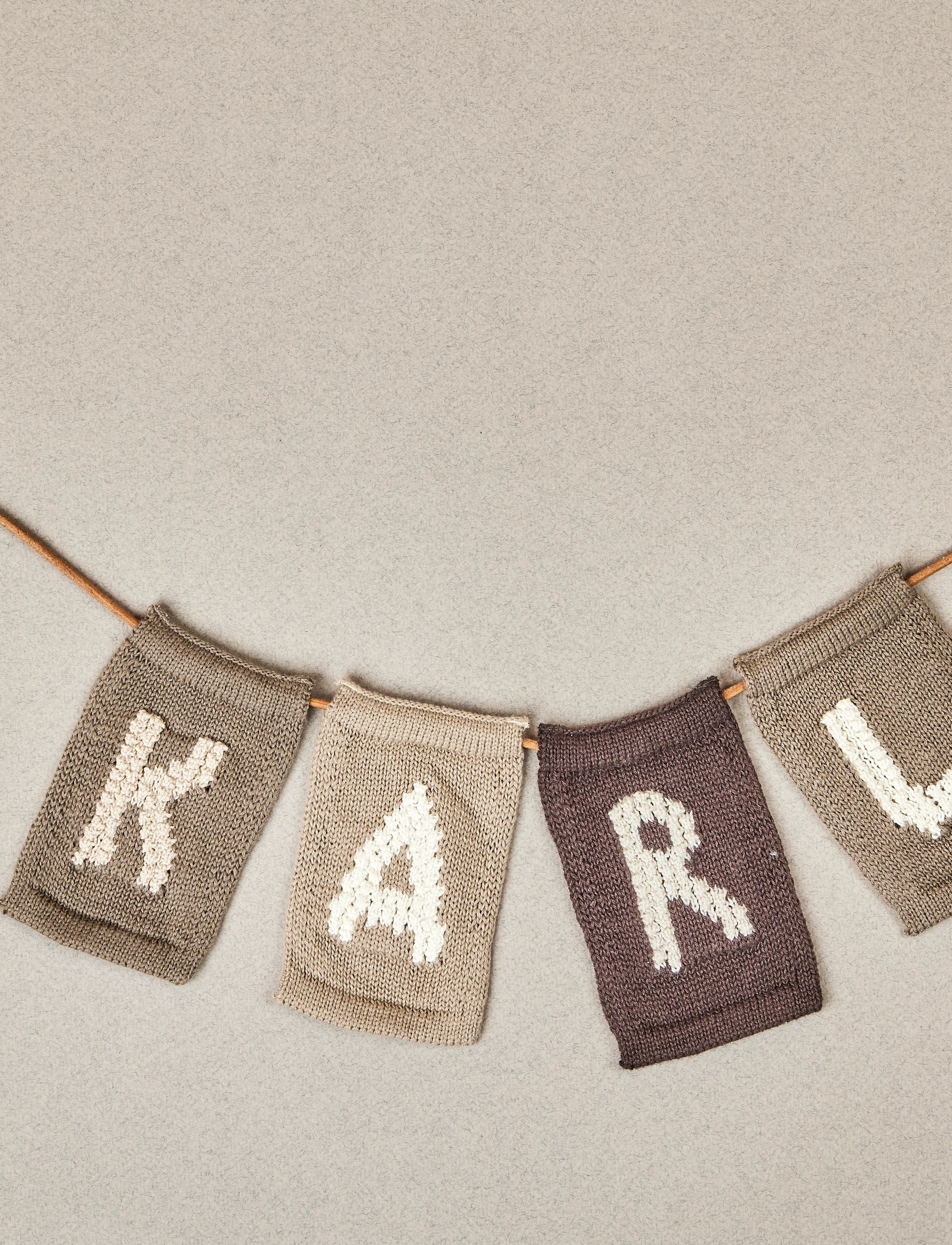 Smallstuff Knitted Letter R, Nature, One Size 10 cm, Kids Decor, Braun - Decoration Accessories-details, Kinder