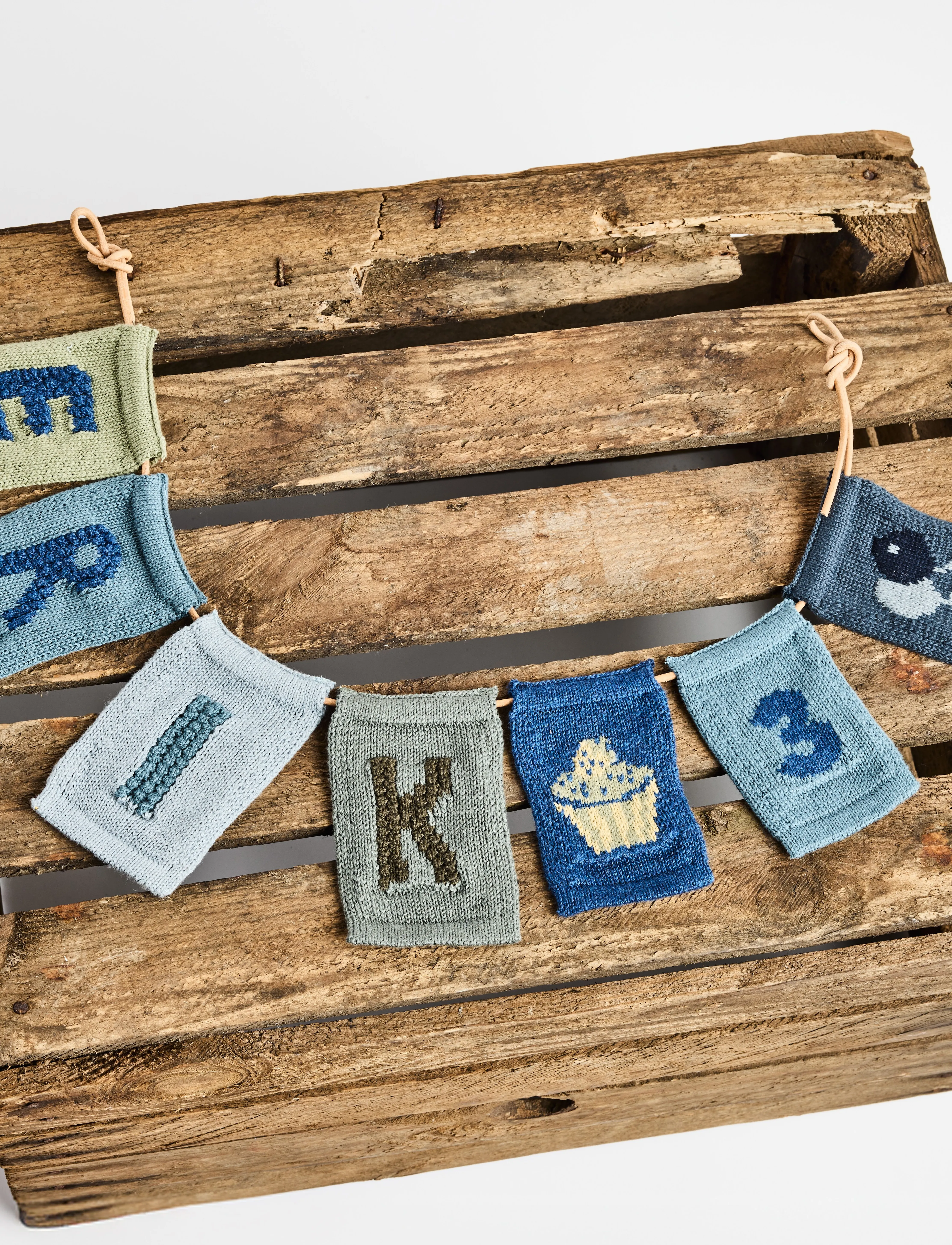 Smallstuff Knitted Letter R, Blue, One Size 10 cm, Kids Decor, Blau - Decoration Accessories-details, Kinder