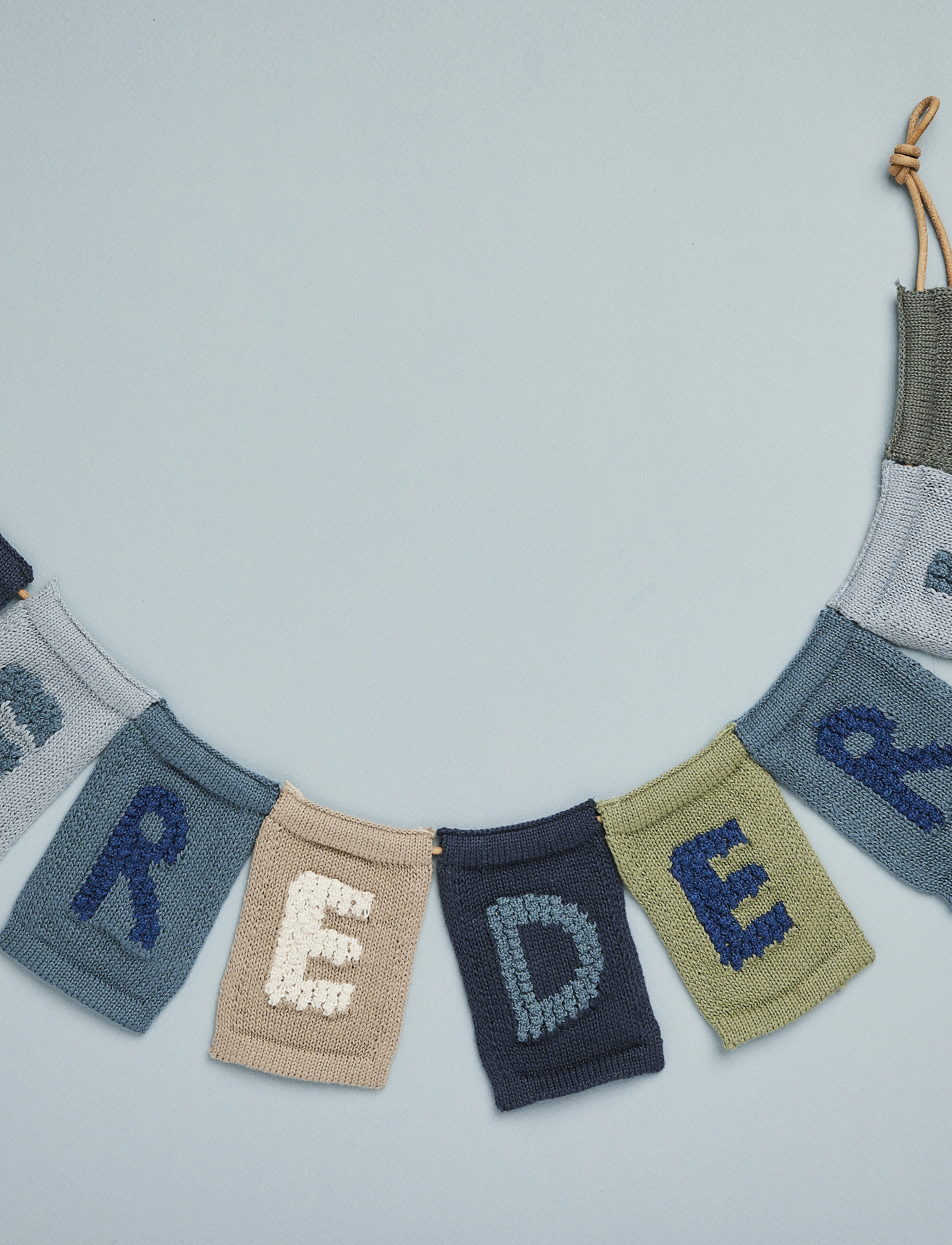 Smallstuff - Knitted flag, car, blue - dekorativt tilbehør - fc blue - 3