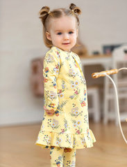 Smallstuff - Dress LS w. frills, flower garden, soft yellow - kūdikių suknelės ilgomis rankovėmis - yellow - 2