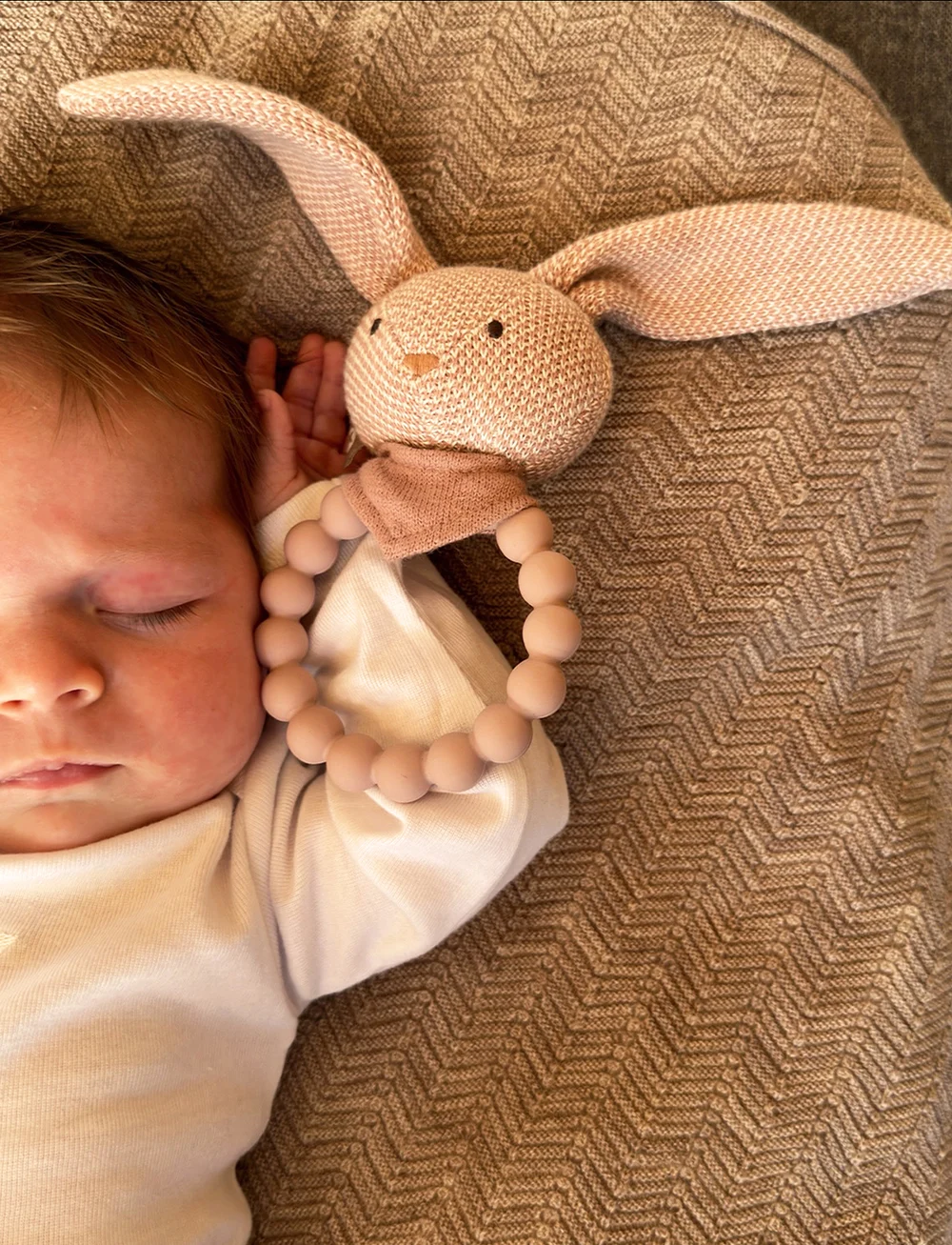 Smallstuff - Rattle, silicone ring w. knitted bunny, soft powder - skallror - pink - 0