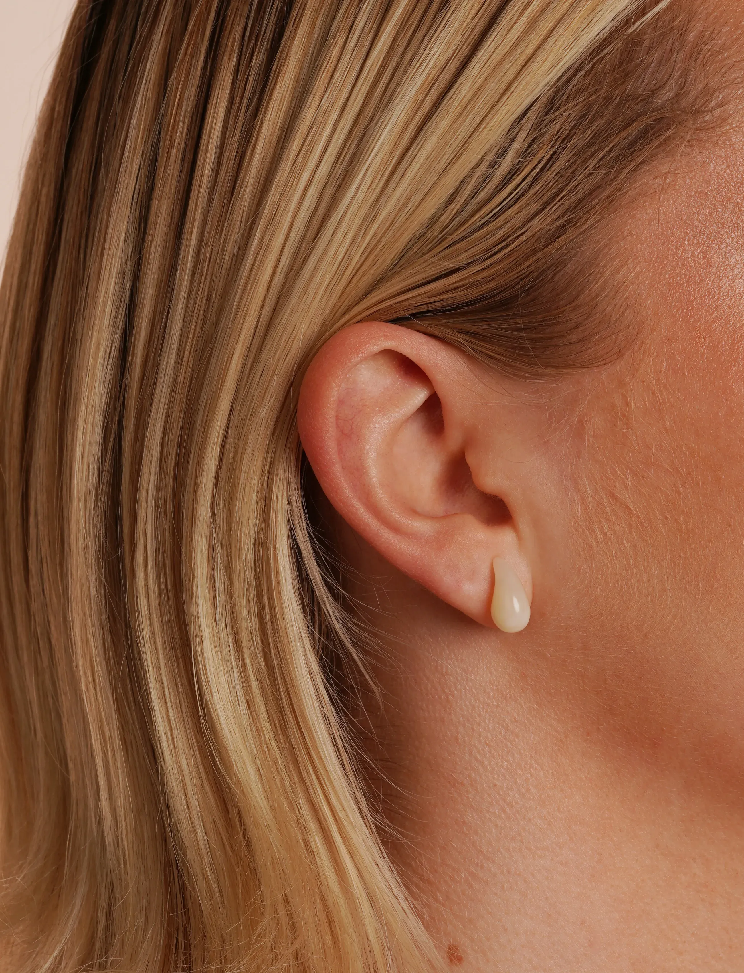 SNÖ of Sweden Yenni Mini Ear G/White - Onesize, One Size, Cream, Øreringe > Enkelt Ørering, Dame