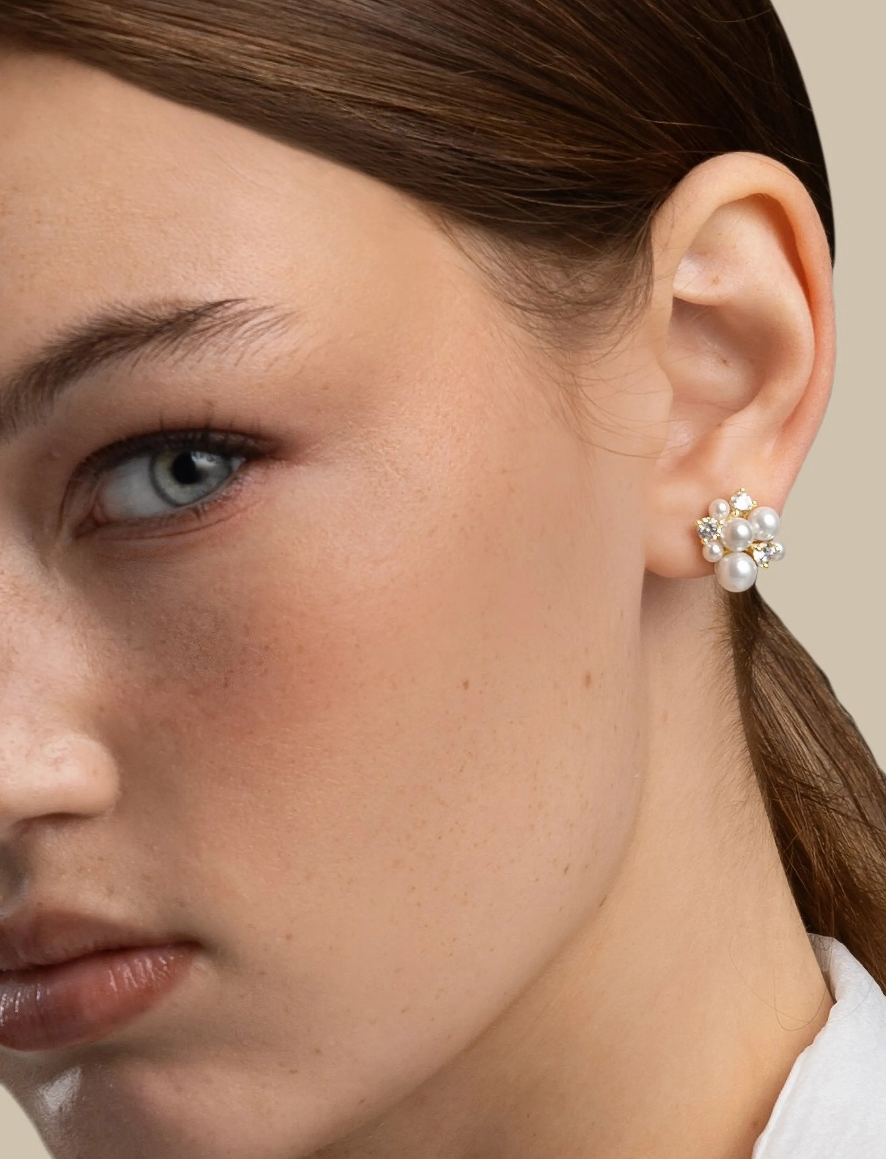 SNÖ of Sweden Mayfair Irregular Pearl Ear G/White - Onesize, One Size, Gold, Øreringe > Ørestikker, Dame
