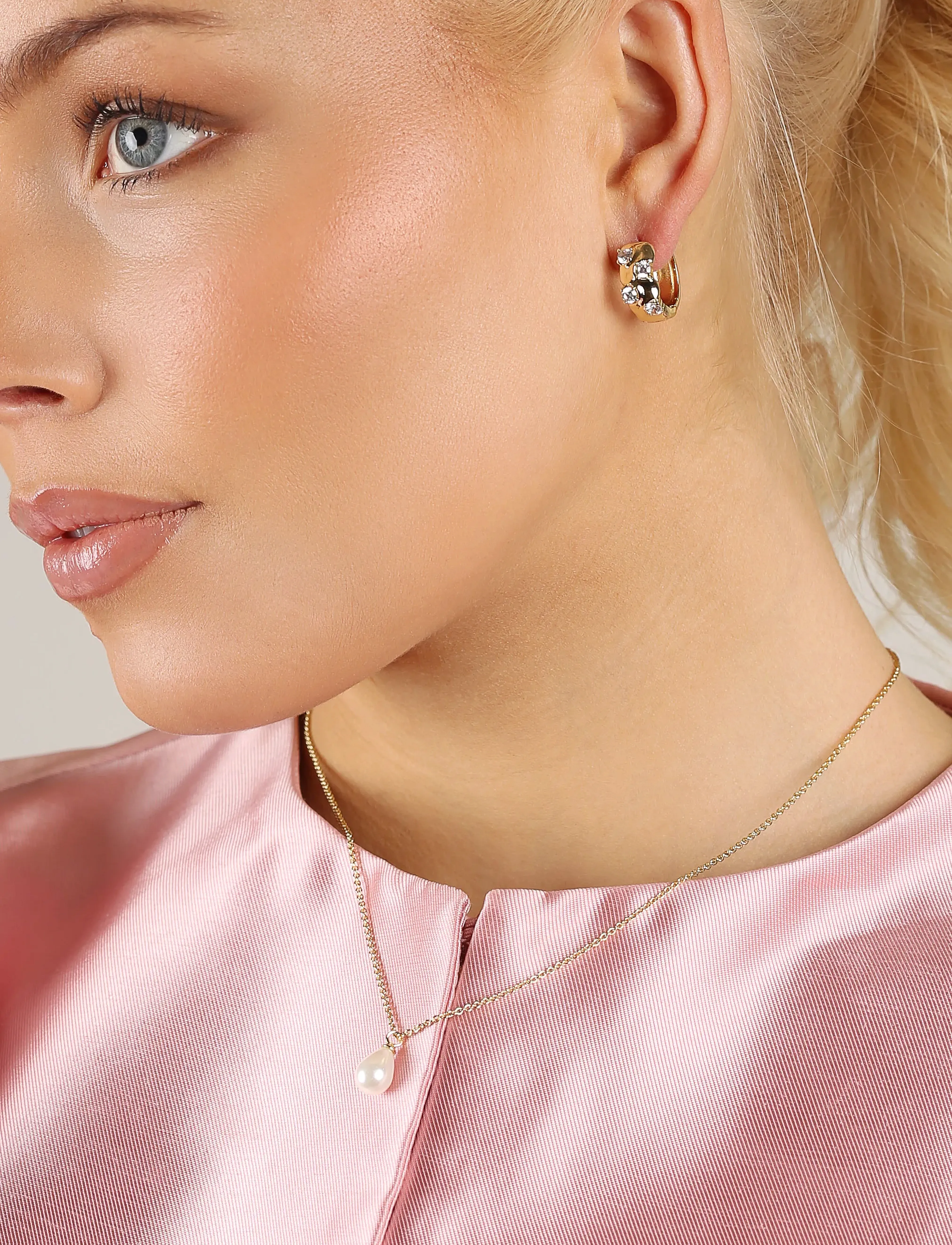 SNÖ of Sweden Jen Stone Wide Ring Ear G/Clear Onesize, One Size, Earrings, Gold - Hoops, Frauen