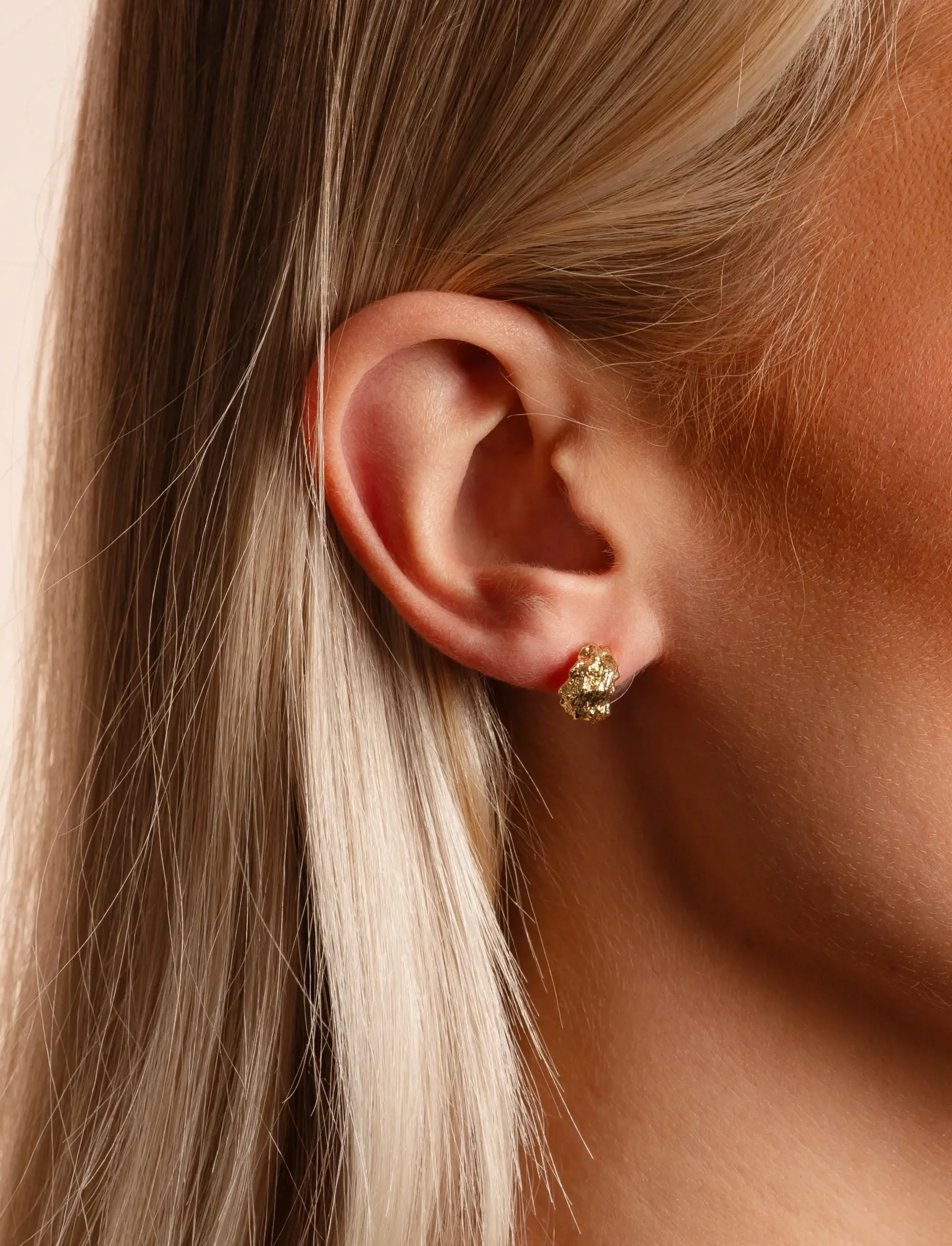 SNÖ of Sweden Cat Small Wide Oval Ear Plain G-Onesize, One Size, Gold, Øreringe > Ørestikker, Dame