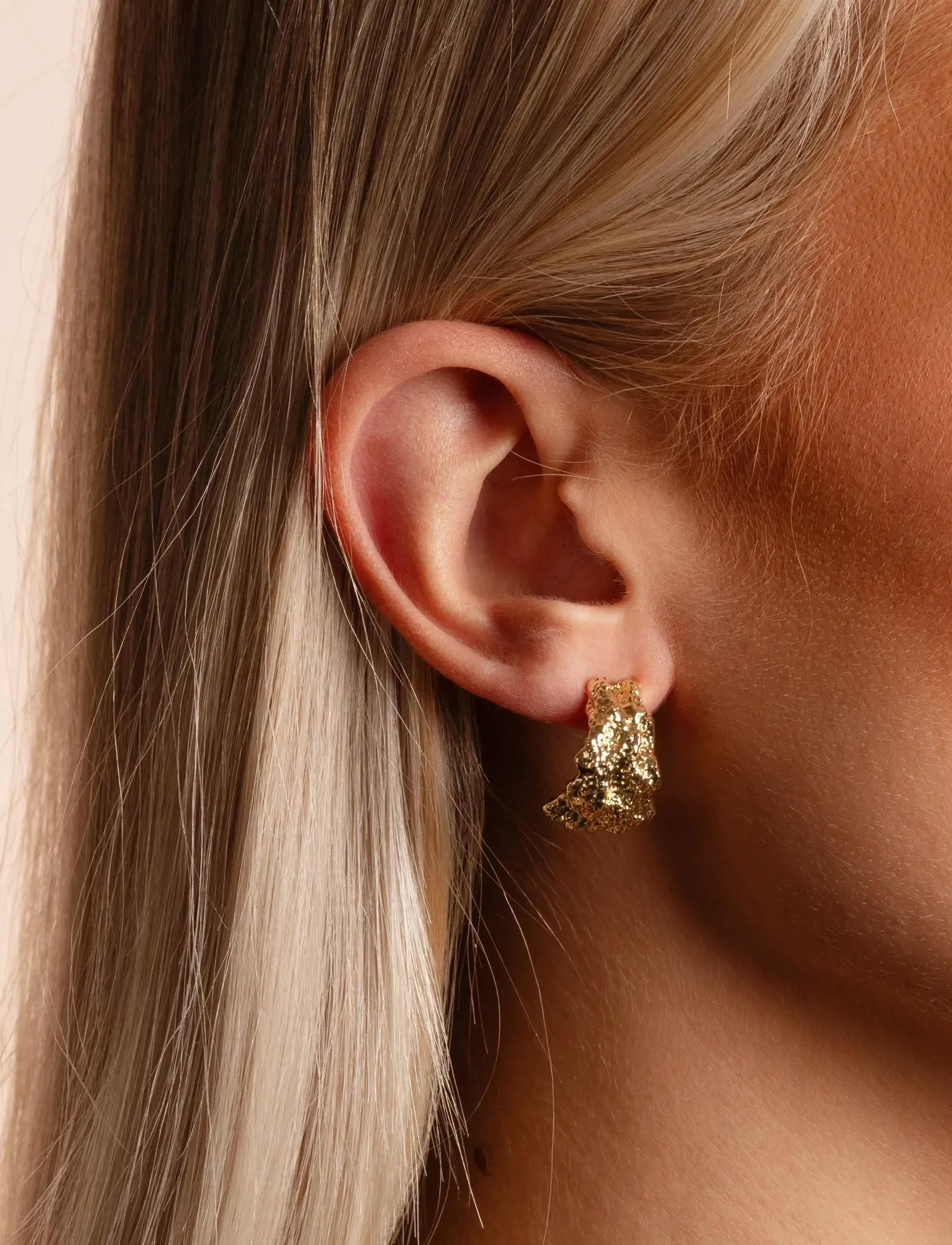 SNÖ of Sweden Cat Wide Oval Ear Plain G-Onesize, One Size, Gold, Earrings > Statement Earrings, Dame