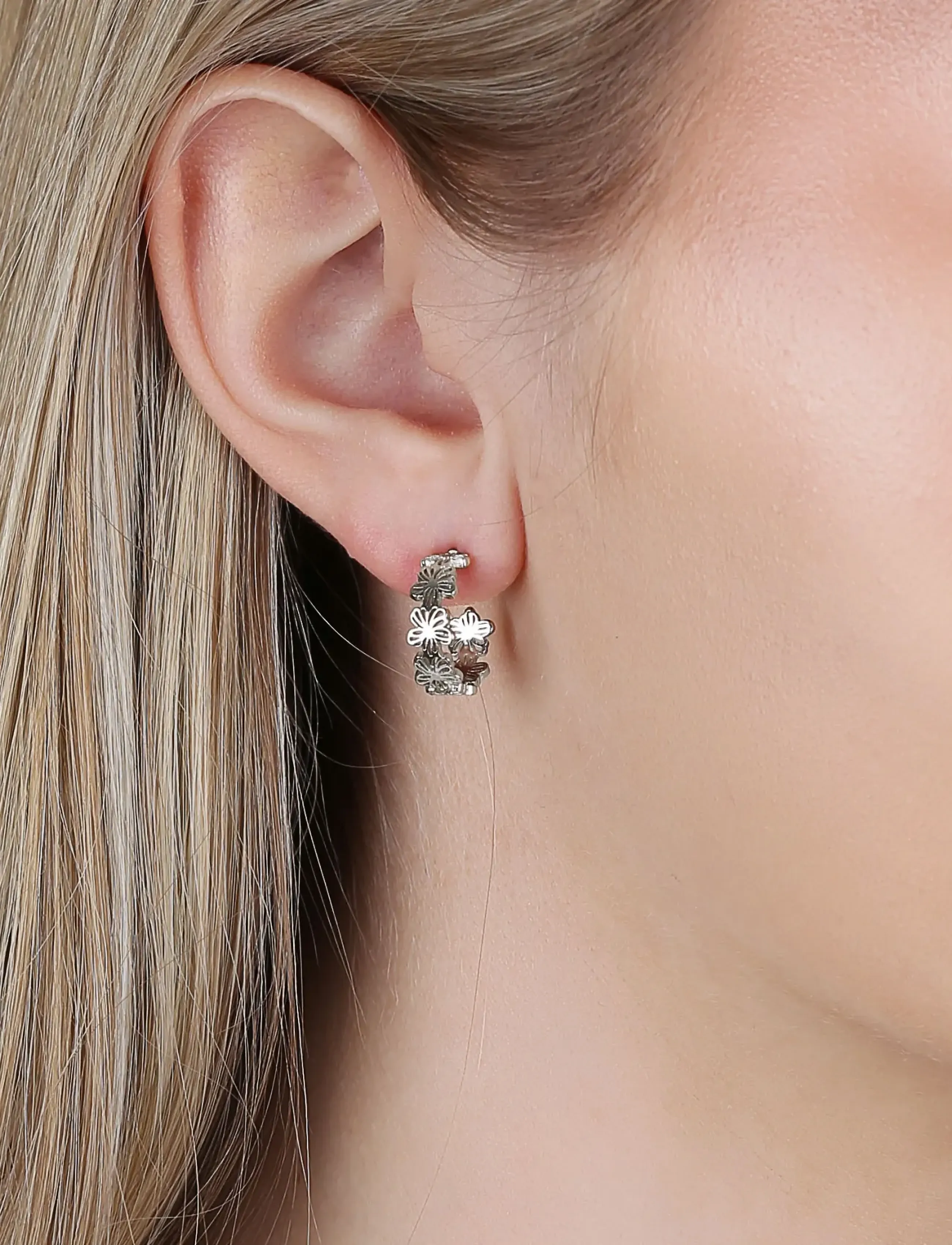SNÖ of Sweden Flora Daisy Small Oval Ear Plain S-Onesize, One Size, Silver, Øreringe > Creoler, Dame