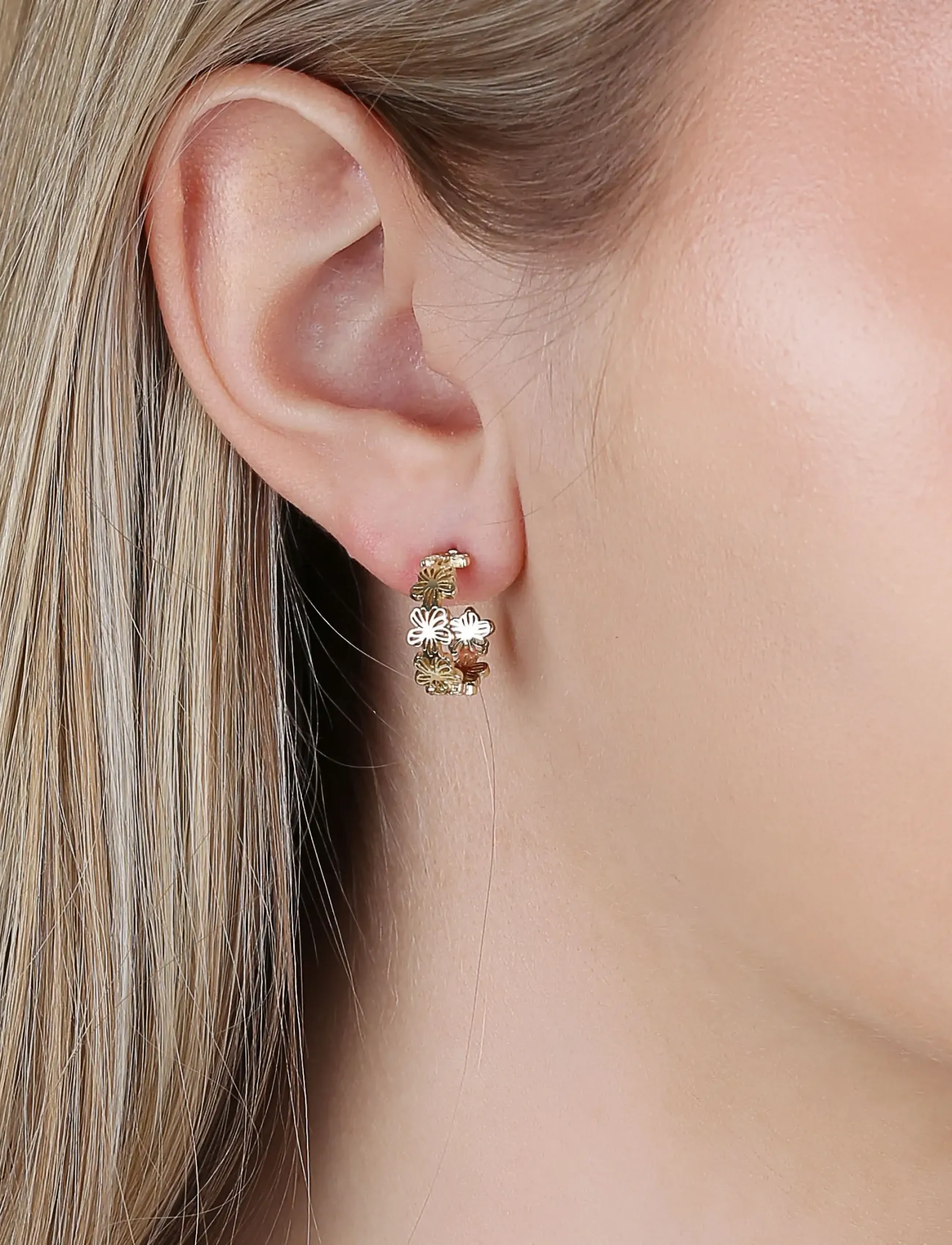 SNÖ of Sweden Flora Daisy Small Oval Ear Plain G-Onesize, One Size, Gold, Øreringe > Creoler, Dame
