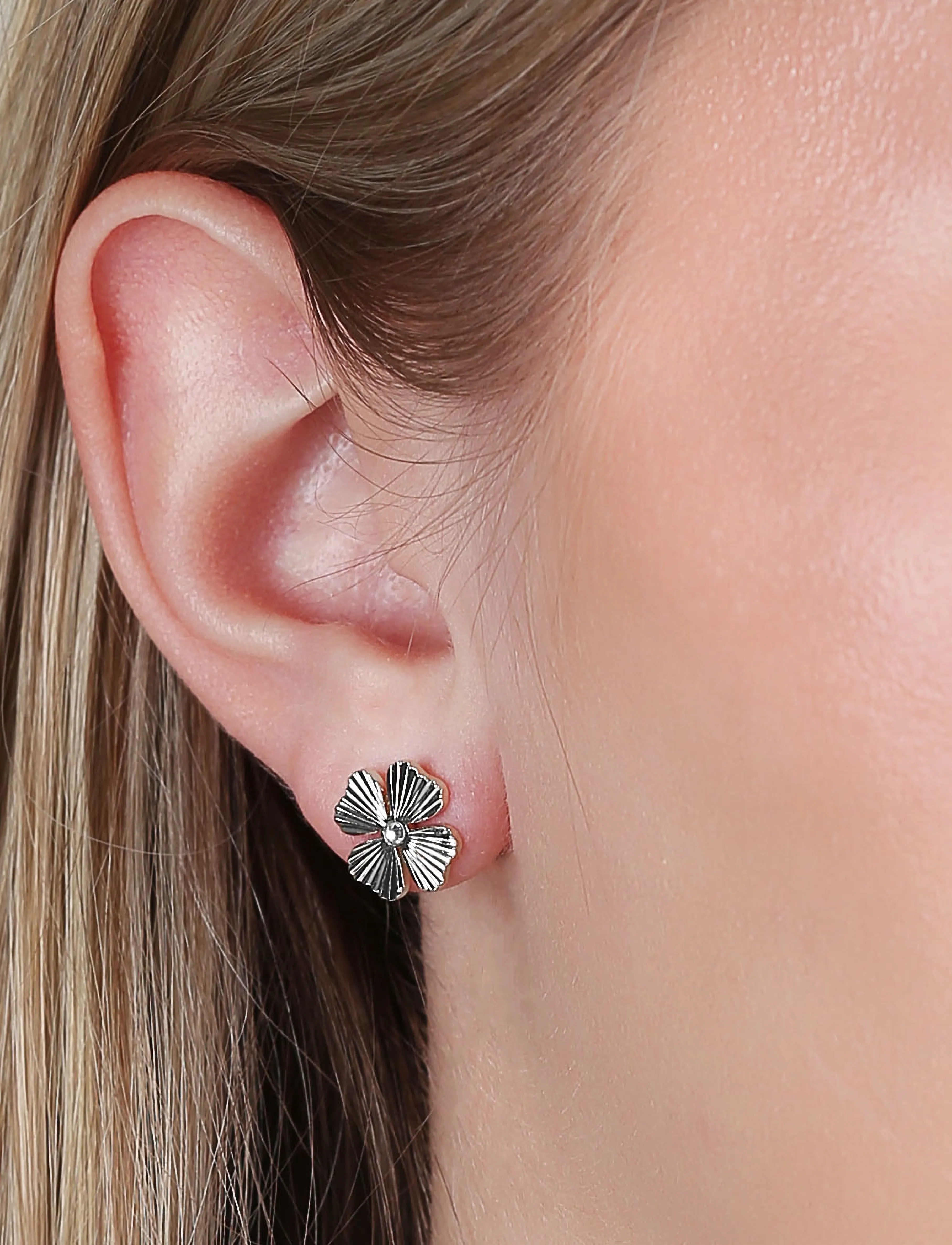 SNÖ of Sweden Rule Clover Ear Plain S-Onesize, One Size, Silver, Øreringe > Ørestikker, Dame