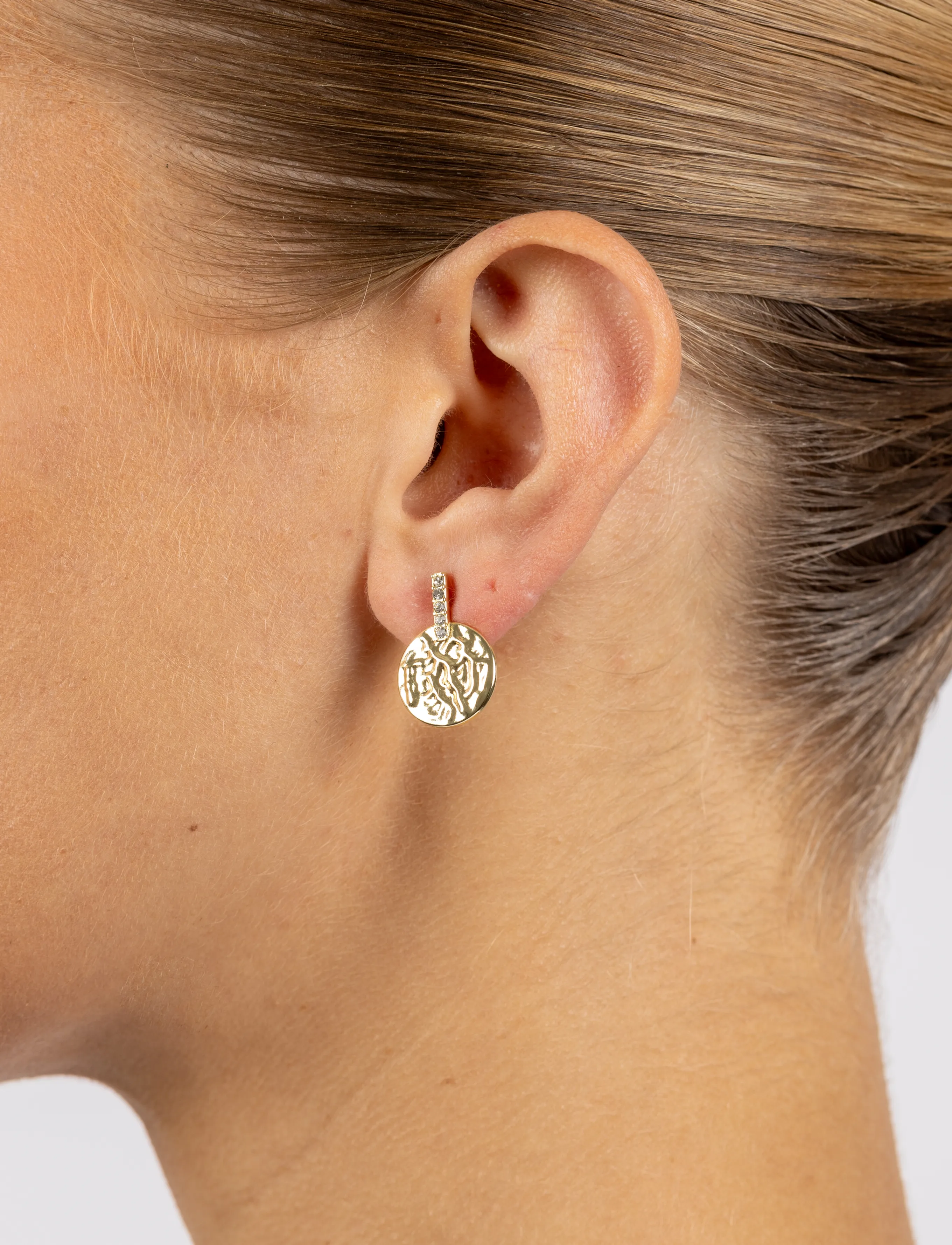 SNÖ of Sweden Union Casey Hammered Ear G/Clear - Onesize, One Size, Gold, Øreringe > Ørestikker, Dame