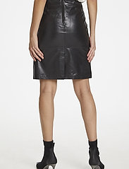 Soaked in Luxury - SLFolly Skirt - nahast seelikud - black - 6