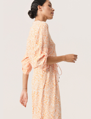 Soaked in Luxury - SLZaya Dress - skjortklänningar - tangerine ditsy print - 0
