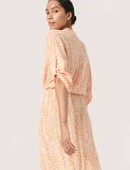 Soaked in Luxury - SLZaya Dress - skjortekjoler - tangerine ditsy print - 5