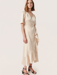 Soaked in Luxury - SLKarven Dress - midi jurken - sandshell - 2