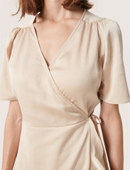 Soaked in Luxury - SLKarven Dress - sukienki kopertowe - sandshell - 4