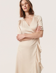 Soaked in Luxury - SLKarven Dress - sukienki kopertowe - sandshell - 5