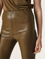Soaked in Luxury - SLKaylee PU Kickflare Pants - vakarėlių drabužiai išparduotuvių kainomis - beech - 5