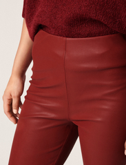 Soaked in Luxury - SLKaylee PU Kickflare Pants - odzież imprezowa w cenach outletowych - rhubarb - 5