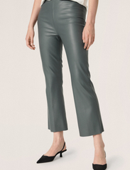 Soaked in Luxury - SLKaylee PU Kickflare Pants - odzież imprezowa w cenach outletowych - sedona sage - 2