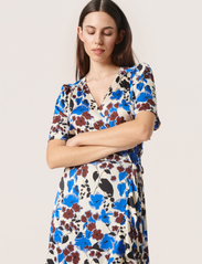 Soaked in Luxury - SLKarven Printed Dress SS - kleitas ar pārlikumu - sandshell graphic flower - 2