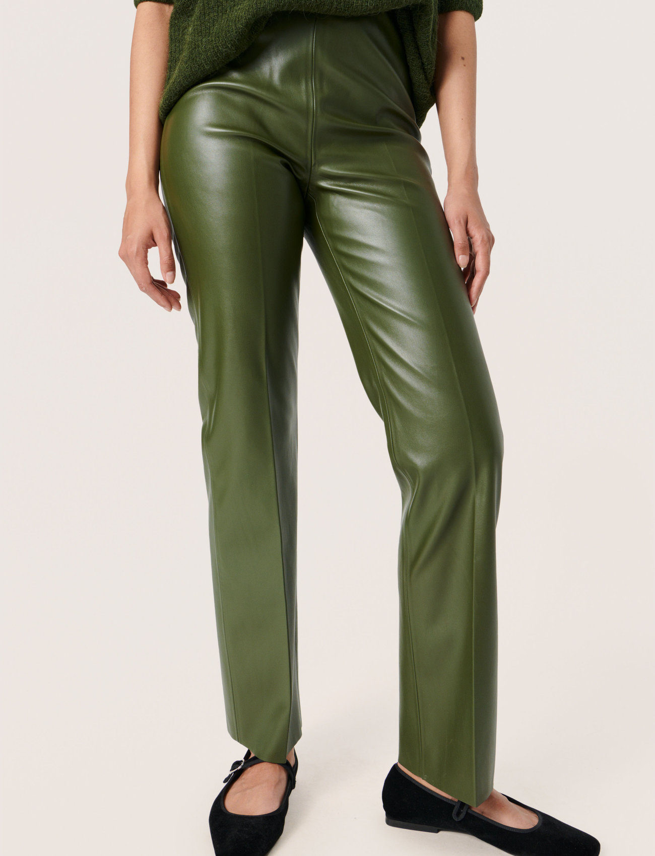 Soaked in Luxury - SLKaylee Straight Pants - party wear at outlet prices - kombu green - 1