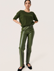 Soaked in Luxury - SLKaylee Straight Pants - festtøj til outletpriser - kombu green - 3