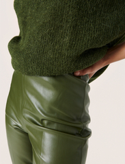 Soaked in Luxury - SLKaylee Straight Pants - party wear at outlet prices - kombu green - 5