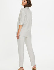 Soaked in Luxury - SLSun Shirley Blazer - odzież imprezowa w cenach outletowych - whisper white - 4