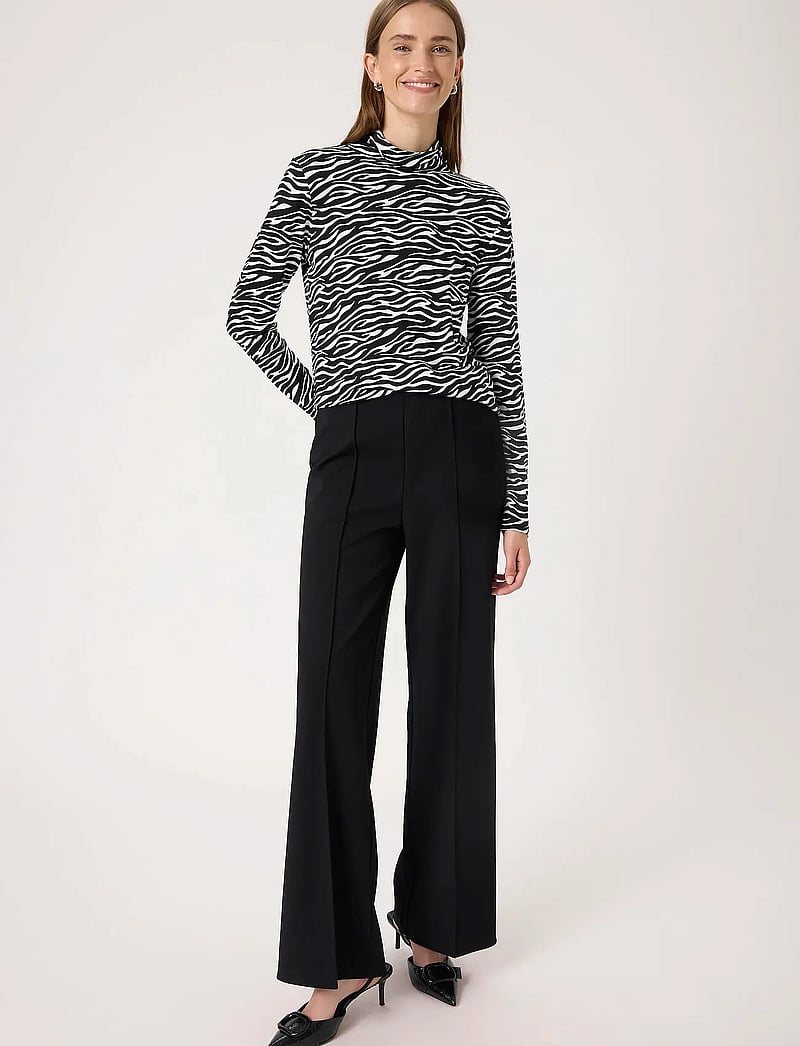 Soaked in Luxury - SLHanadi Printed Rollneck LS - langærmede toppe - black and white animal print - 3