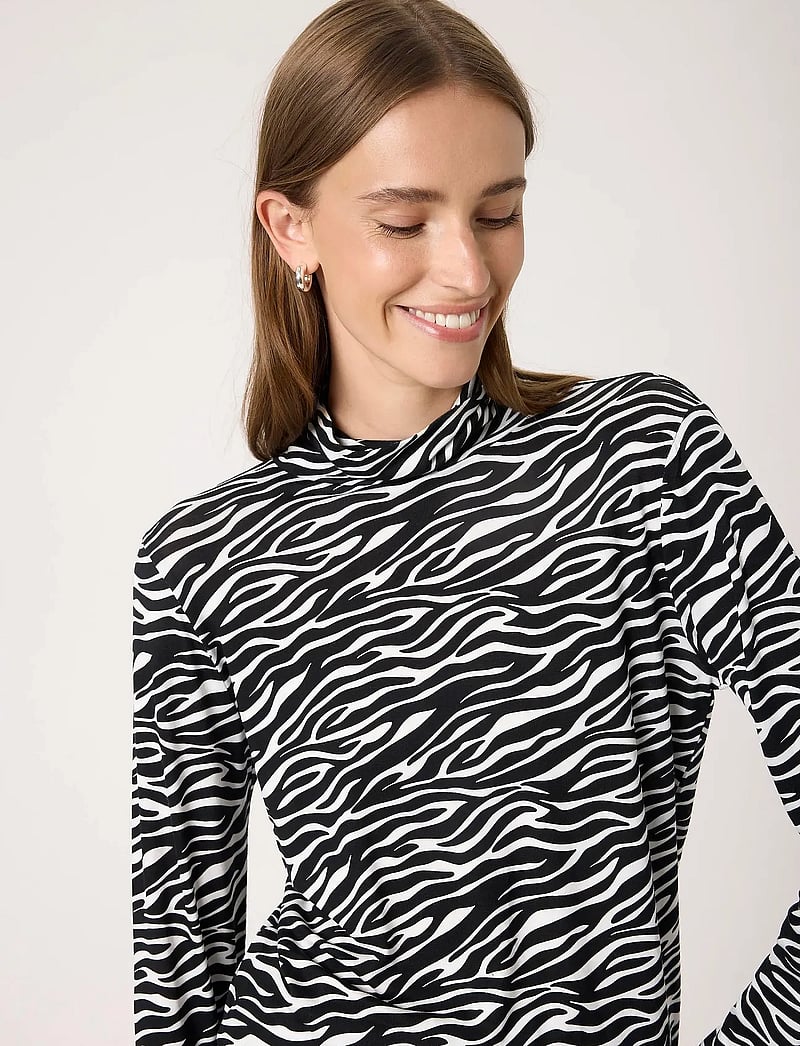 Soaked in Luxury - SLHanadi Printed Rollneck LS - langærmede toppe - black and white animal print - 5