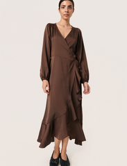 Soaked in Luxury - SLKarven Dress LS - midi kjoler - hot fudge - 3