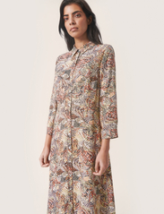 Soaked in Luxury - SLVioletta Shirt Dress - sukienki koszulowe - aubern butterfly print - 2