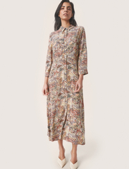 Soaked in Luxury - SLVioletta Shirt Dress - sukienki koszulowe - aubern butterfly print - 3
