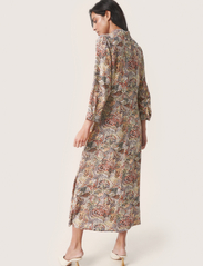 Soaked in Luxury - SLVioletta Shirt Dress - skjortekjoler - aubern butterfly print - 4