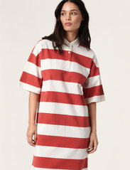 Soaked in Luxury - SLBambina Dress SS - t-kreklu kleitas - baked apple & white stripe - 2