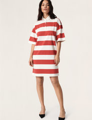 Soaked in Luxury - SLBambina Dress SS - t-kreklu kleitas - baked apple & white stripe - 3