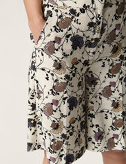 Soaked in Luxury - SLBruna Shorts - casual shorts - birch ethnic print - 5