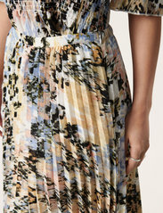 Soaked in Luxury - SLOlympia Skirt - midi nederdele - parsnip abstract print - 5